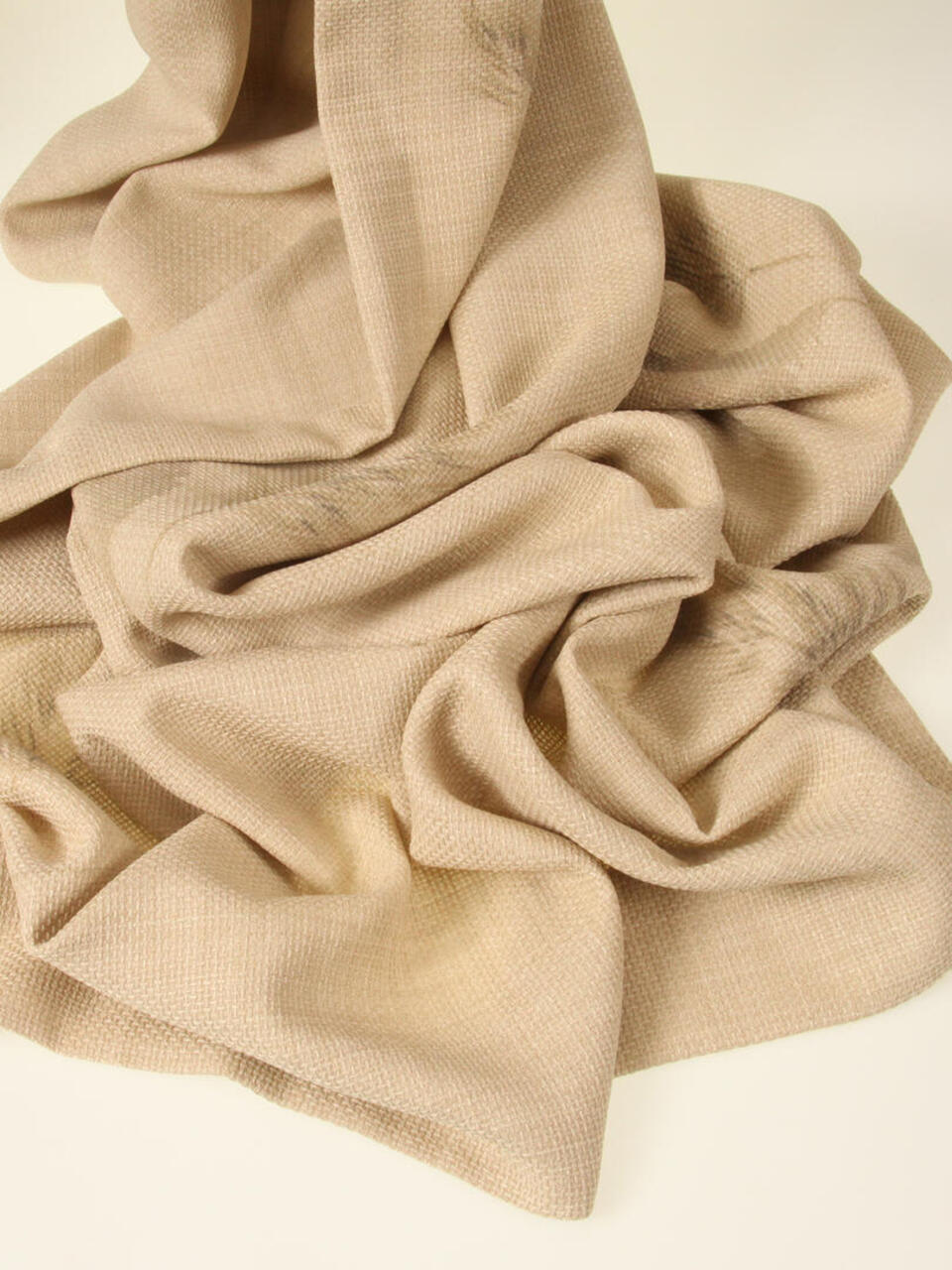 Parnell is een brandvertragend overgordijn met een tekening van de pluimpjes van pampasgras en heeft een zachte uitstraling