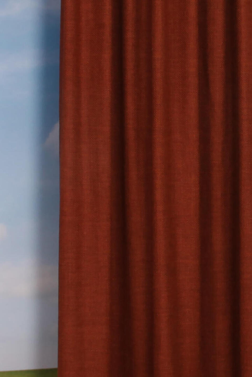 Caldera is een tijdloos overgordijn met grover geweven garens en een subtiele glans