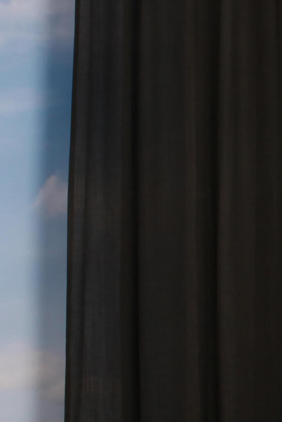 Belfast HH is een inbetween, een elegante en transparante stof die is vervaardigd uit dikkere garens