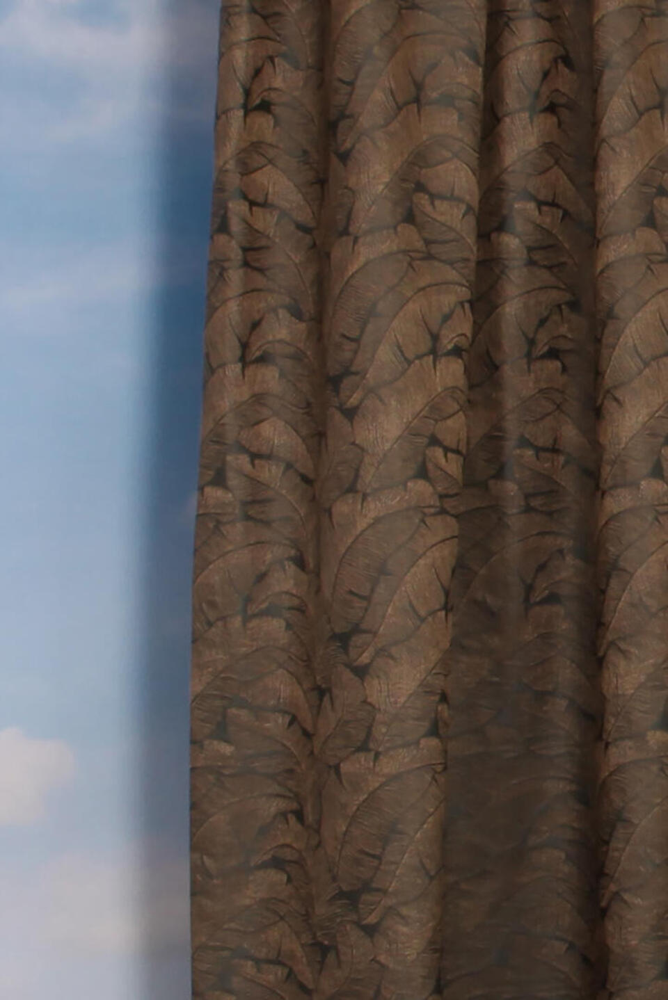 Bologna is een prachtig overgordijn met een gestikte bladeren dessin en is semi-verduisterend, kortom een echte blikvanger