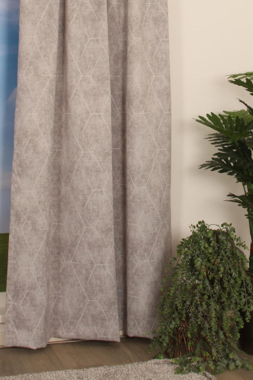 Lumina Reflect is een gladde dim-out overgordijnstof met een grafische print van gemêleerde kleuren