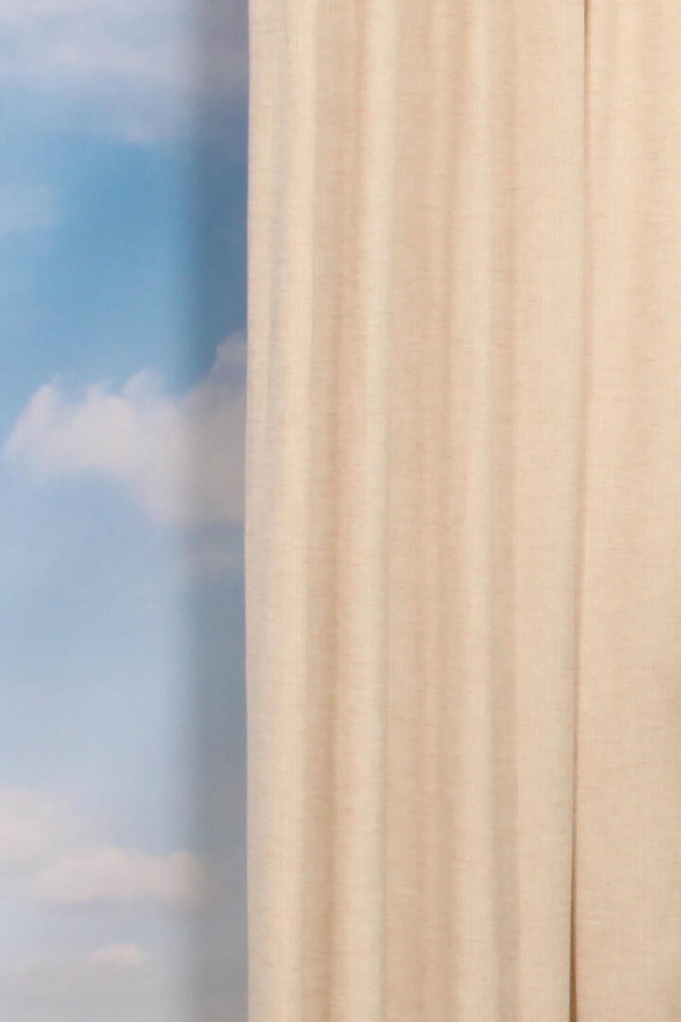 Herba is een kamerhoog overgordijn met een vleugje linnen die nog redelijk veel licht doorlaat