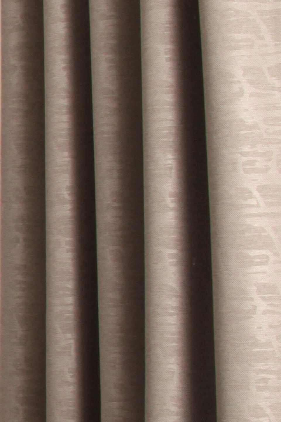 Deze semi-verduisterende gordijnstof heeft een ingeperst grafisch dessin op een gemêleerd gronddoek