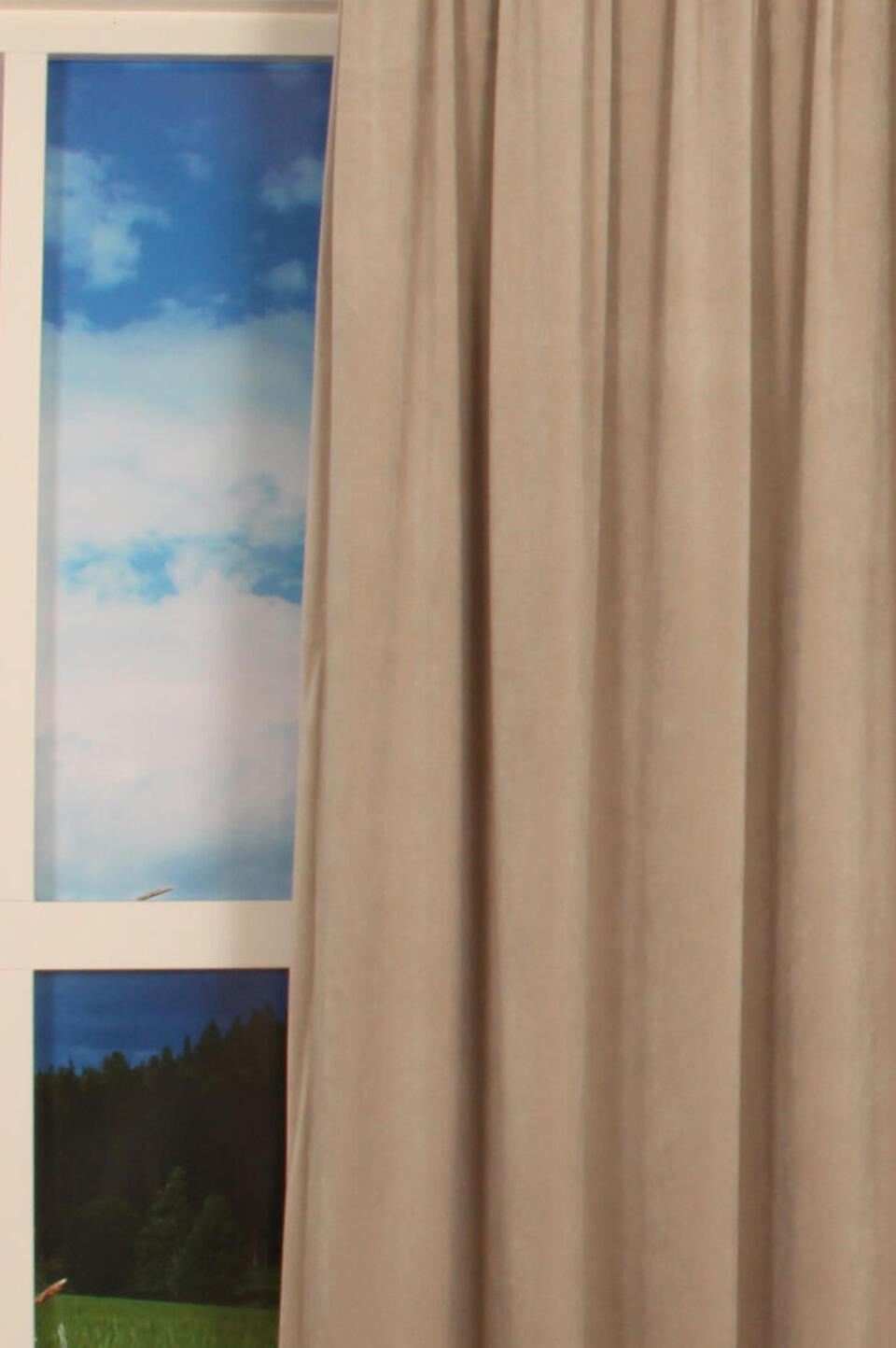 Deze superzachte velours look overgordijn van polyester valt mooi soepel valt en heeft een lichte glans