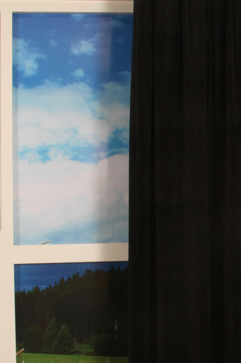 Deze superzachte velours look overgordijn van polyester valt mooi soepel valt en heeft een lichte glans