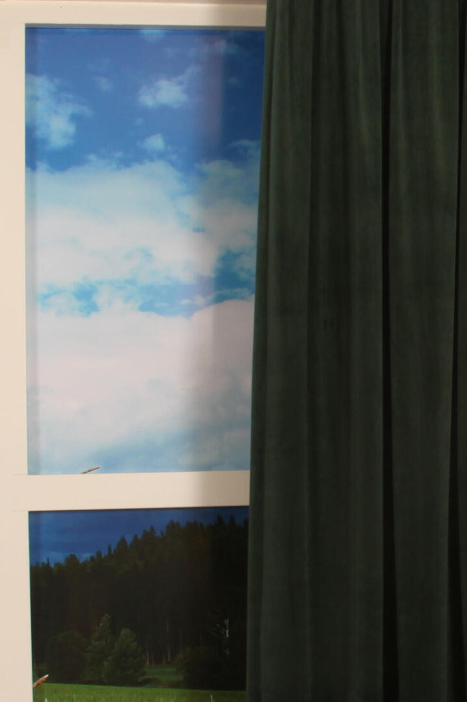 Deze superzachte velours look overgordijn van polyester valt mooi soepel valt en heeft een lichte glans