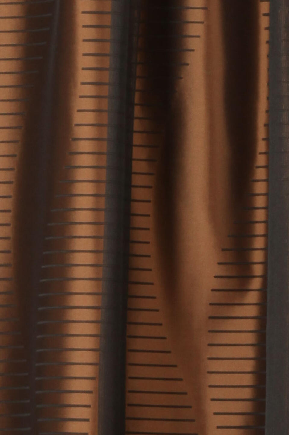 Glanzende taft met bruine en zwarte lengtestreep. Door het streeppatroon loopt een golvend patroon in zwarte breedte strepen