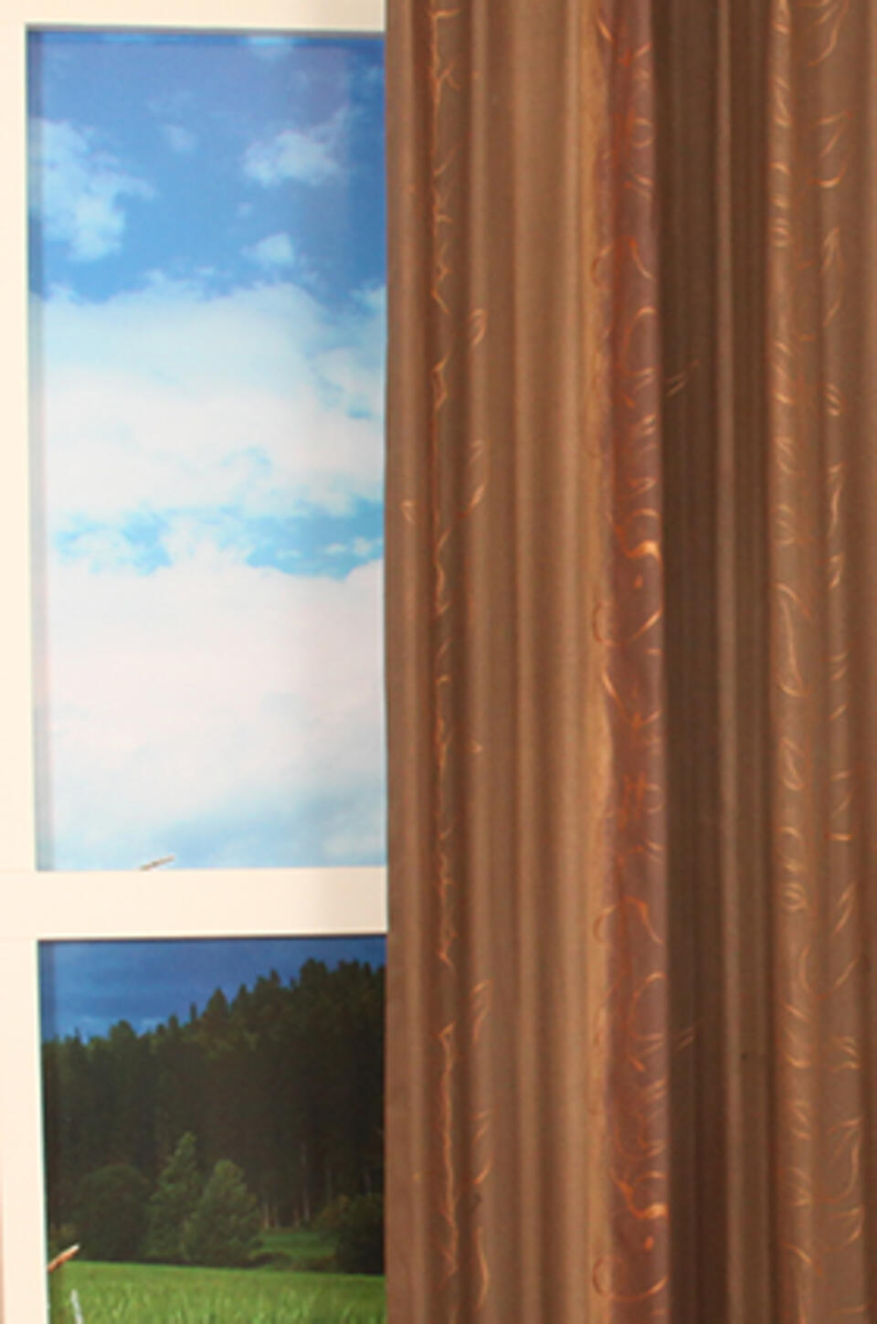 Dit overgordijn valt soepel en heeft een prachtig banen patroon met gouden opdruk