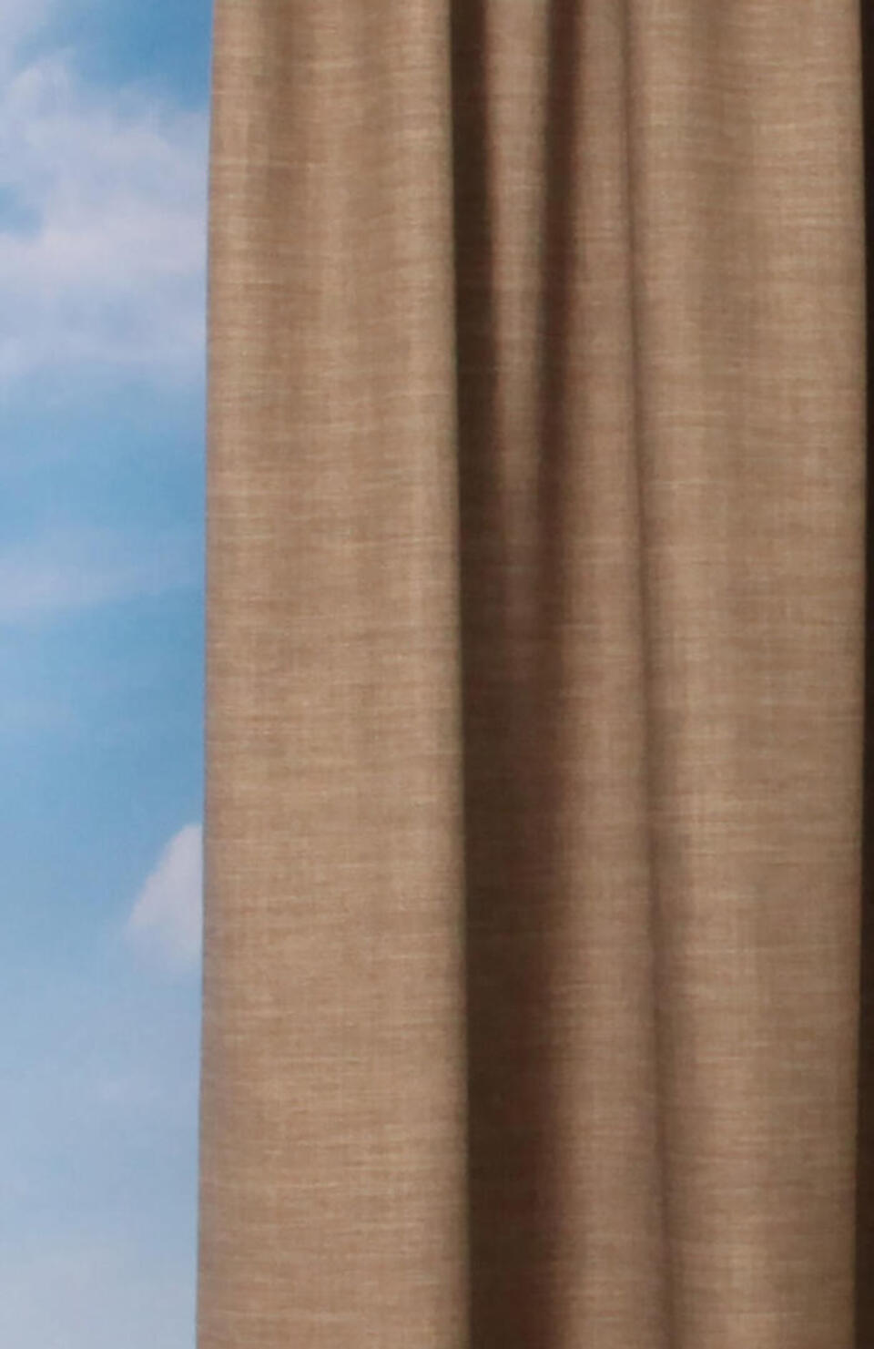 Lagune is een kamerhoge en soepelvallende dim-out met een stoere uitstraling