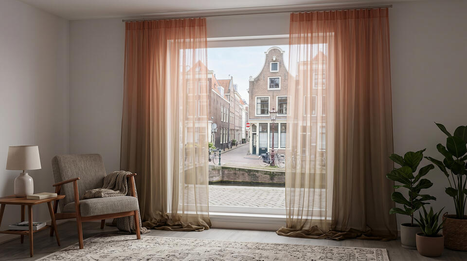 Derio is een brandvertragende kamerhoge inbetween stof met een kleurrijke degradé,  wat een eigentijdse uitstraling geeft