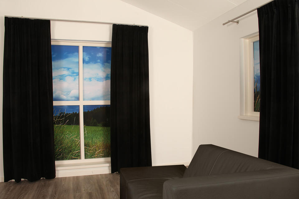 Deze superzachte velours look overgordijn van polyester valt mooi soepel valt en heeft een lichte glans