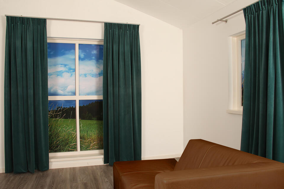 Deze superzachte velours look overgordijn van polyester valt mooi soepel valt en heeft een lichte glans