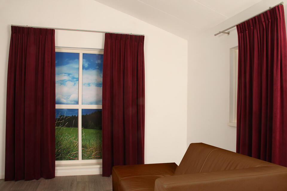 Deze superzachte velours look overgordijn van polyester valt mooi soepel valt en heeft een lichte glans