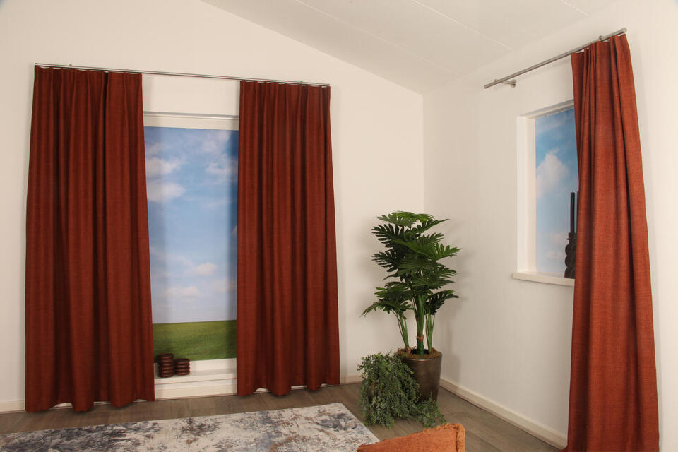 Caldera is een tijdloos overgordijn met grover geweven garens en een subtiele glans