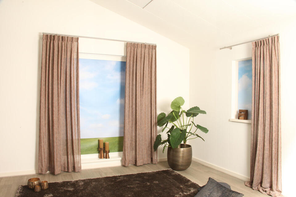 Deze prachtige inbetween van mesh stof is geweven met meerkleurige garens.