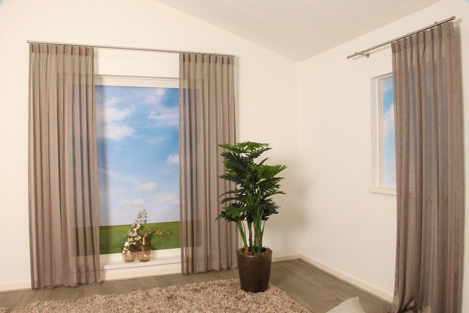 Huven is een mooi vallende vitrage van zware kwaliteit in de kleur goudbruin