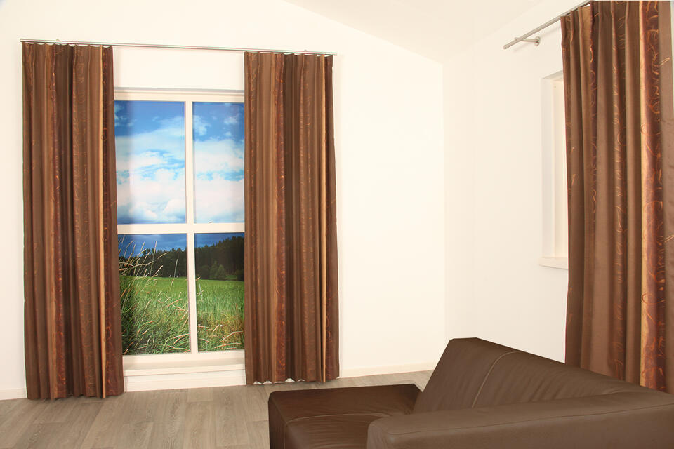 Dit overgordijn valt soepel en heeft een prachtig banen patroon met gouden opdruk