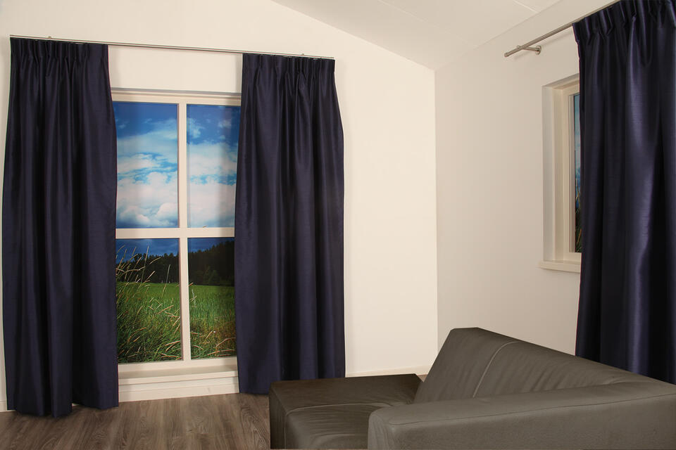 Glanzende nonchalante taft met een geruwde voorzijde en glanzende gladde achterzijde in dezelfde kleur