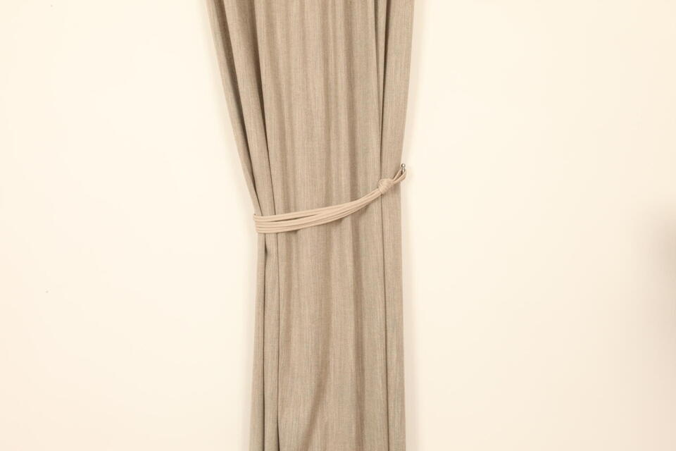 Bijzondere embrasse met een "linnen" look met 3 koorden die onder elkaar hangen.