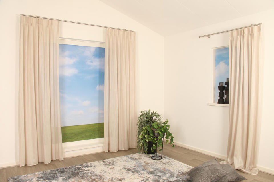 Glamis is een elegante vitrage met een subtiele glans. Door de fijne structuur geeft deze stof een mooie filtering van het licht