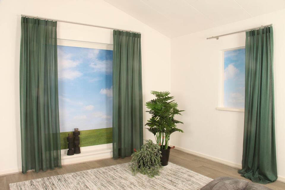 Glamis is een elegante vitrage met een subtiele glans. Door de fijne structuur geeft deze stof een mooie filtering van het licht.