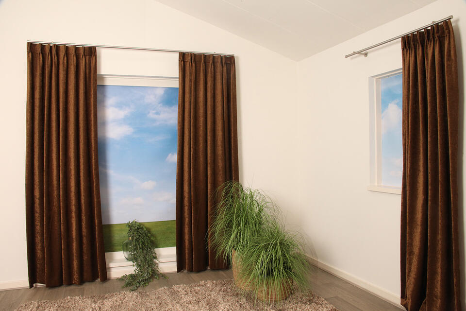 Lastres is een elegant overgordijn met een soepele valling. De chenille garens maken de stof zacht en hebben een mooie glans