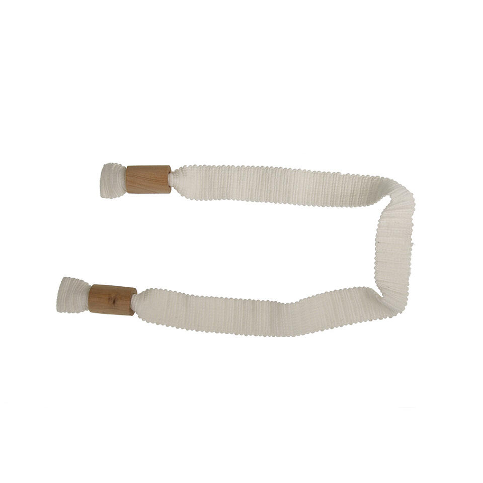 Stoere magneet embrasse van een dikker gevlochten band in een mat garen met dikke houten cilindervormige kralen