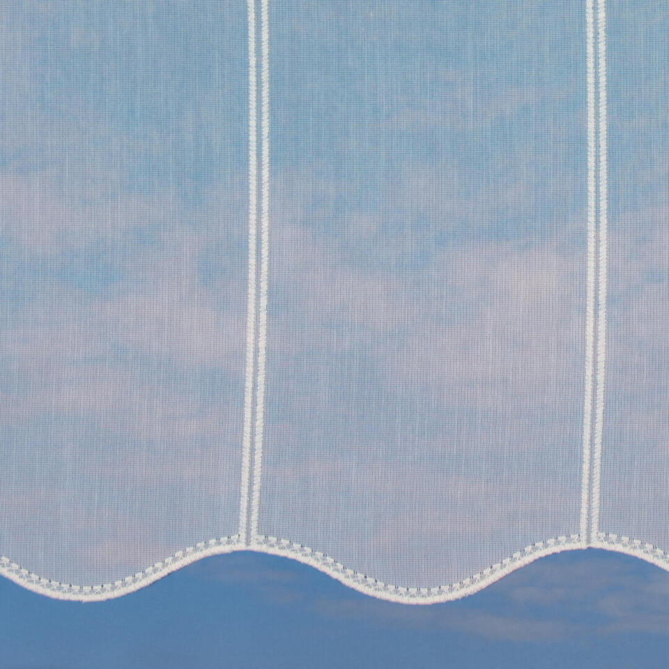 Val van panelen met een borduurrand aan de onder en bovenzijde, heeft klein decoratief stiksel maar verder is de val effen