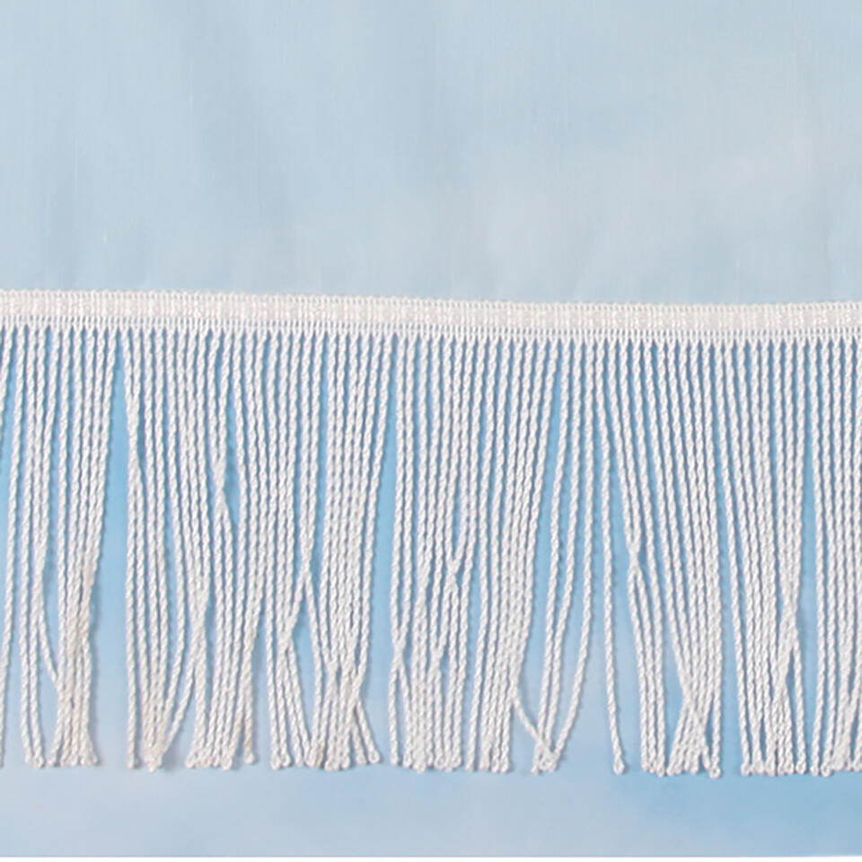 Val van offwhite vitragestof met een fijn streeppatroon en een rechte franjeband van ongeveer 15 cm.