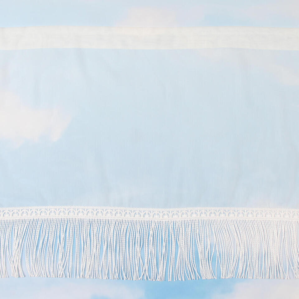 Val van offwhite vitragestof met een fijn streeppatroon en een franjeband van ongeveer 15 cm.