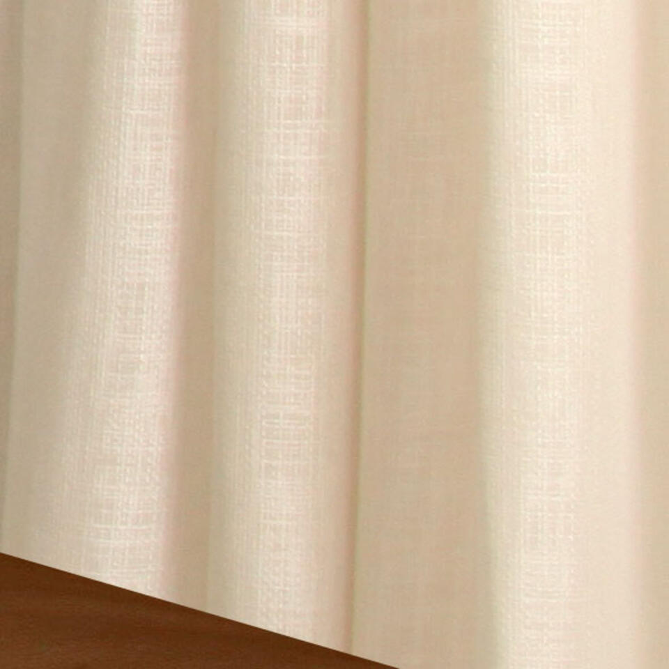 Inbetween Blossom is kamerhoog en heeft een lichte glans zichtbare weefstructuur waardoor een fijn patroon ontstaat