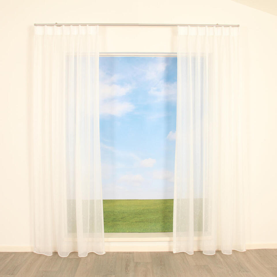 Open vitrage van glansgaren. Hier en daar zitten er wat verdikkingen in het garen voor een speels effect