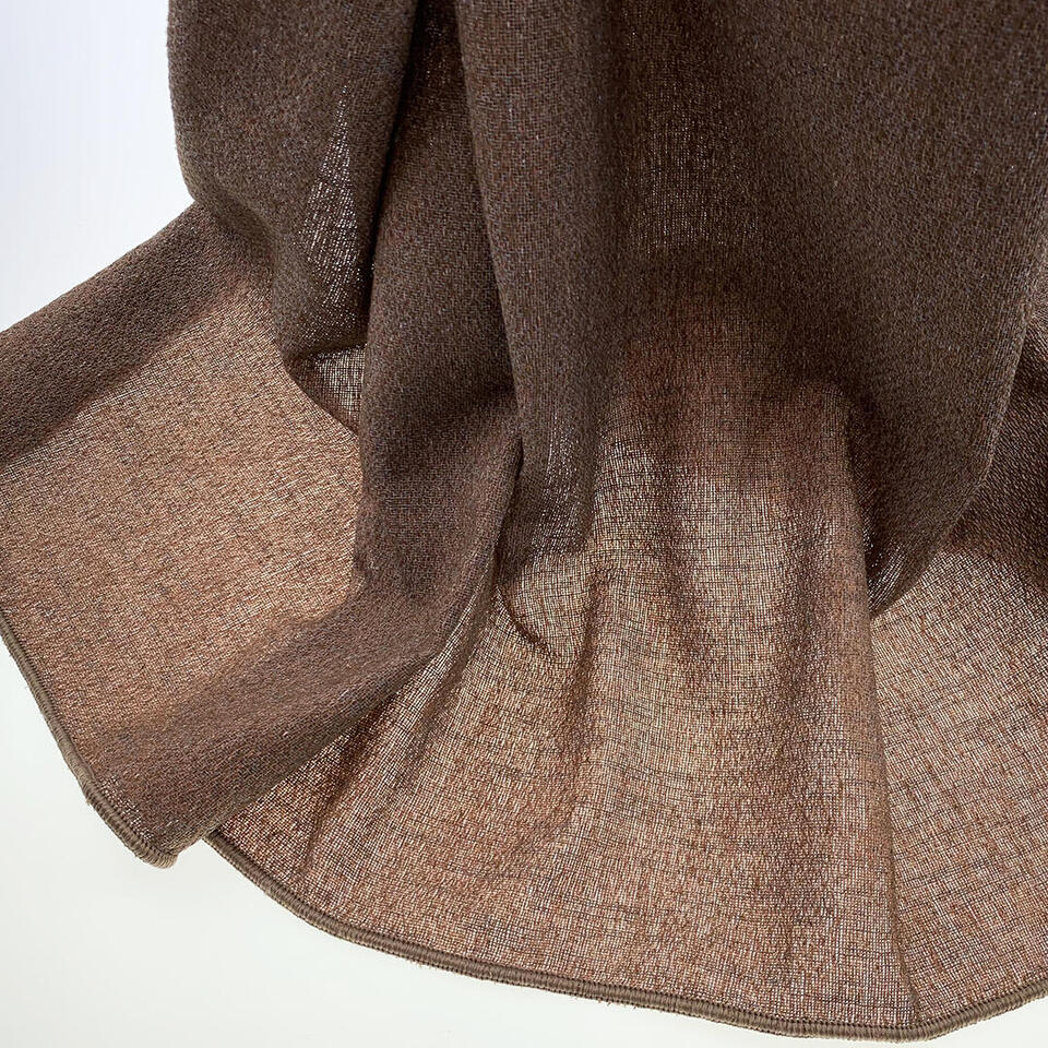 Inbetween Caminus is een wat dikker geweven stof en straalt de warmte van een overgordijn uit