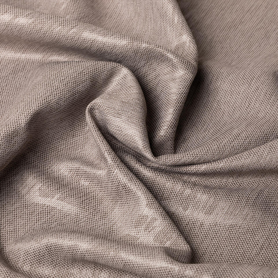 Deze semi-verduisterende gordijnstof heeft een ingeperst grafisch dessin op een gemêleerd gronddoek