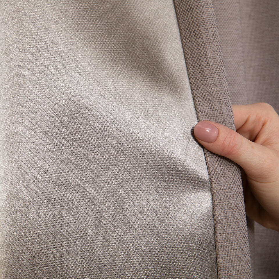 Deze ruimer vallende gordijnstof heeft heeft een geweven structuur en is in meerdere bruine garenkleuren geweven en is semi verduisterend