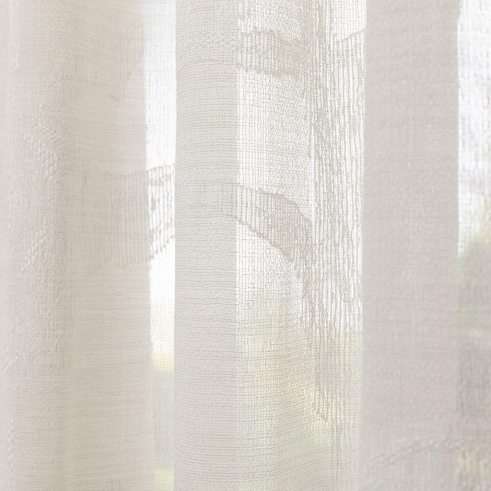 Deze stof is een kamerhoge inbetween met grafisch ingeweven dessin.