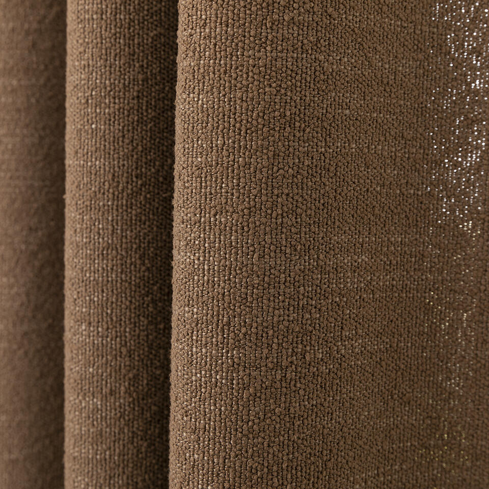 Embry warmbruin is een soepel vallende stof met een warme look en natuurlijke uitstraling