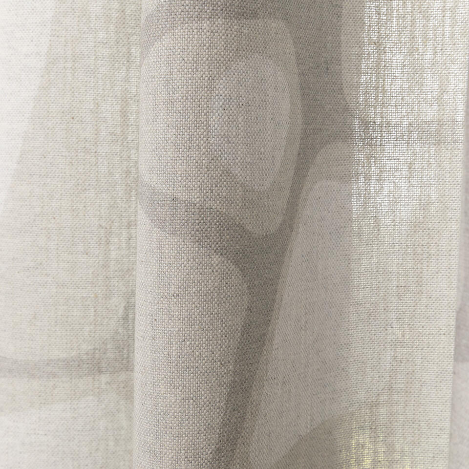 Deze soepele gordijnstof met een grote stoere organische print die wat weg heeft van keien