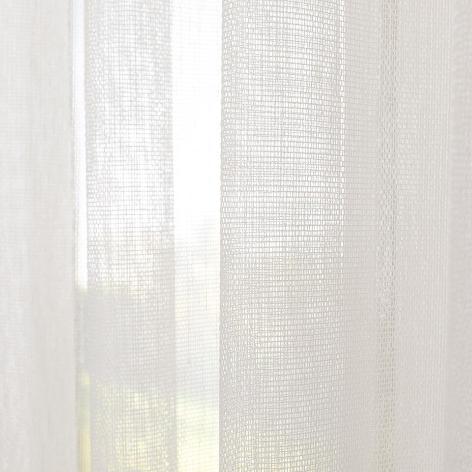 Inbetween Strade is een soepelvallende, transparant geweven stof met een fijne mesh net structuur. Perfecte kwaliteit.