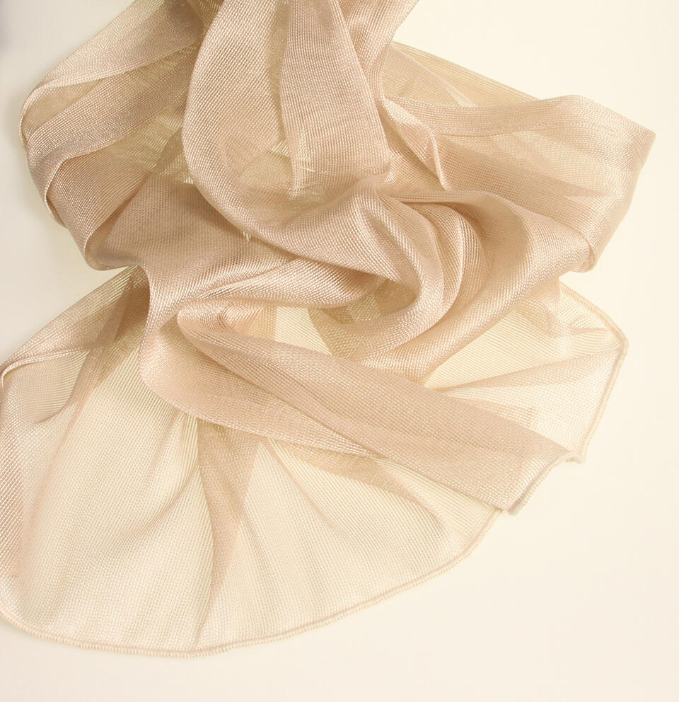 Huven is een mooi vallende vitrage van zware kwaliteit in de kleur champagne